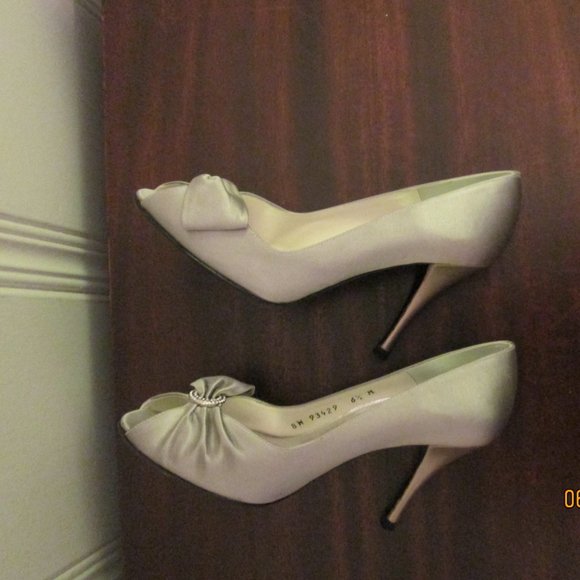 Stuart Weitzman pale silver satin pumps with rhinestone circle Stunning - Picture 7 of 8